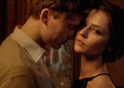 Ekraanitõmmis filmist "He Took the Bottle But Left the Girl". Näitlejad Madara Botmane & Martinš Meiers