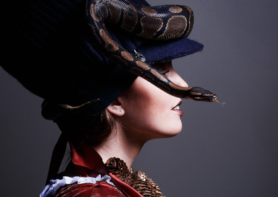 Fotograaf: Kertin Vasser / Modellid: Miina ja kuningpüüton Kringel / Stilistika ja aksessuaaride autor: Birgita Silberg