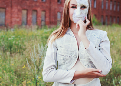 Fotograaf: Triin Mangusson / Disainer: Mirjam Kalmann, kollektsioon "Repliik" / Modell ja disainer: Mirjam Kalmann